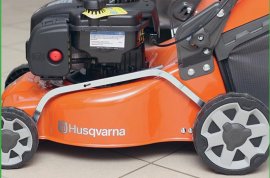Husqvarna LC 140, 140S – бензомоторные газонокосилки с шириной кошения 40 см. Продольная тяга механизма регулировки высоты подпружинена